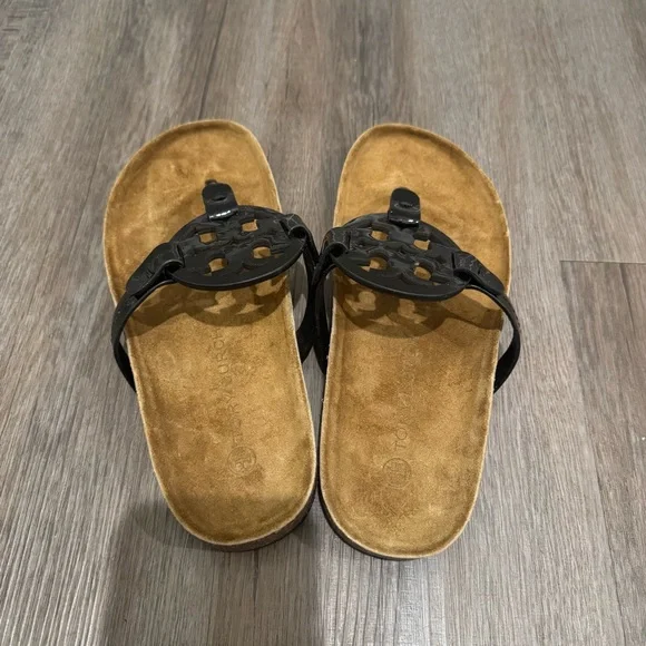 Tory Burch Cloud Logo Black Patent Leather Sandals - Picture 4 of 8